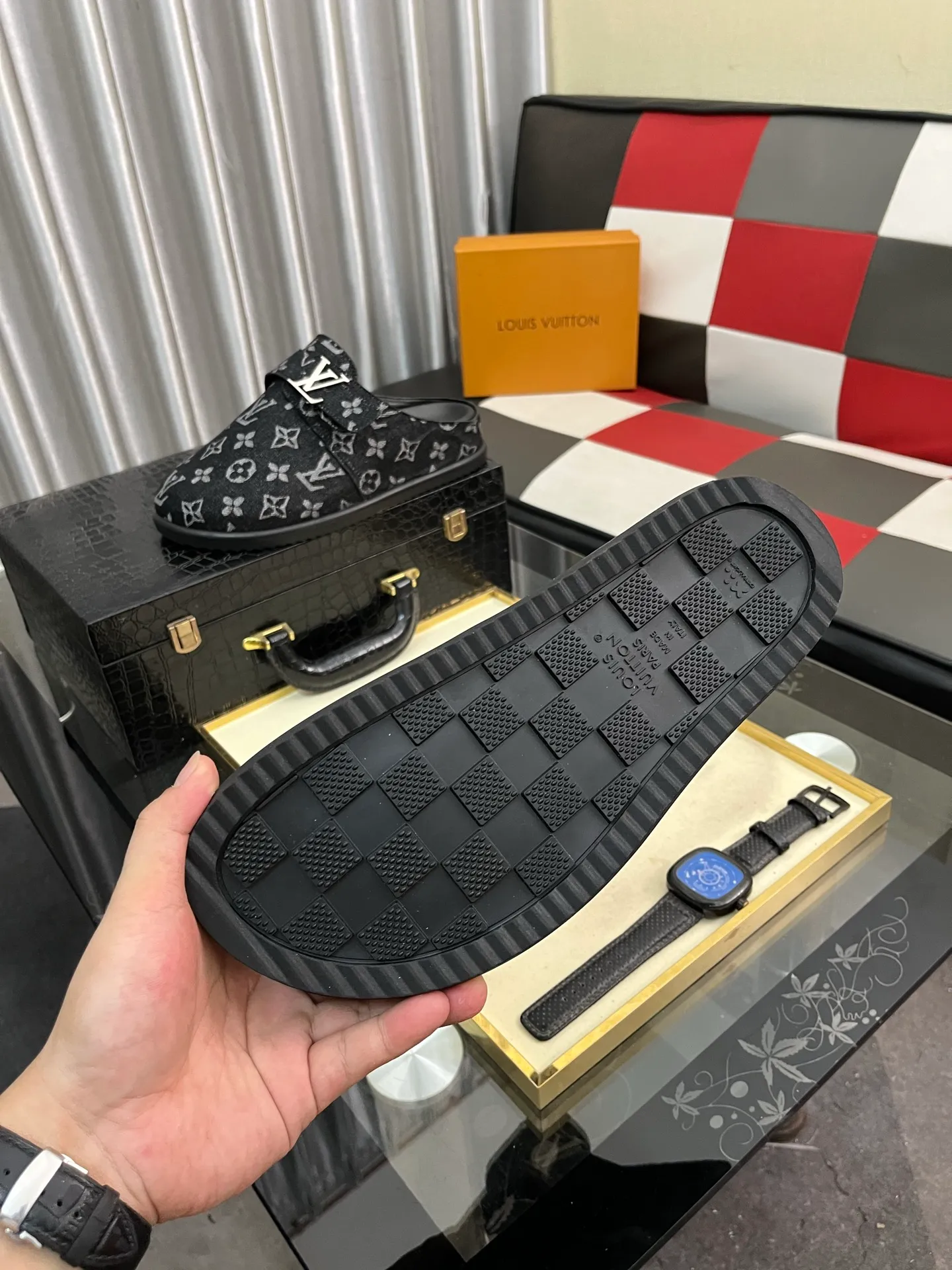 Men's shoes 💰380⌚️⌚️2025 new men's casual sandals and slippers, made of suede cow leather, with Monogram pattern to highlight the trendy style. Adjustable straps illuminated with LV letters, while a resilient insole and micro outsole provide lightweight comfort. Made of suede cow leather with embossed Monogram pattern and brand element metal hardware✅Adjustable straps➕Tough insole‼ ️Micro outsole. Comfortable and easy to wear‼ ️size: 38-443️⃣Colors available